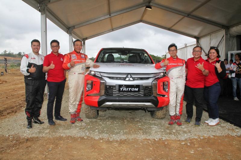 Legenda Rally Dakar, Hiroshi Masuoka kembali didaulat unjuk ketangguhan Mitsubishi New Triton ini bersama pereli internasional Kazuto Koide dan Rifat Sungkar sebagai Brand Ambassador Mitsubishi Motors Indonesia. (dok. MMKSI) 