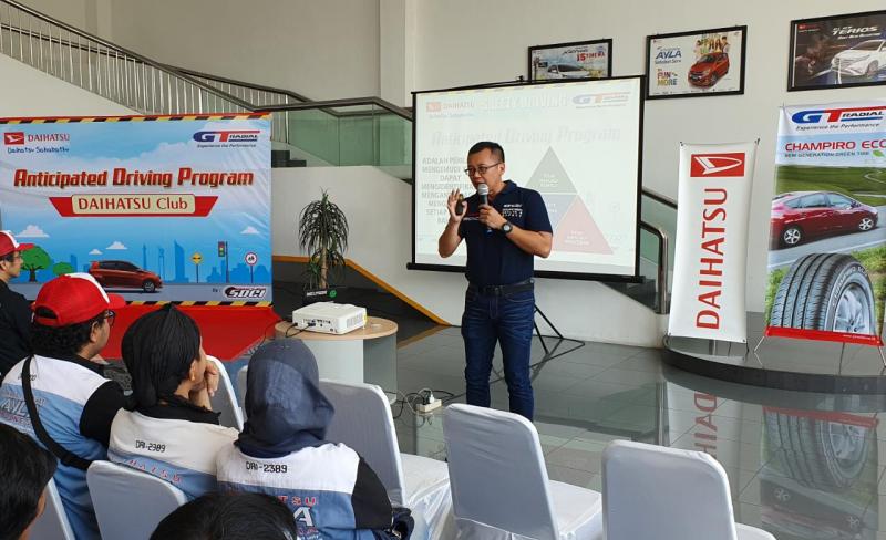 Training dibawakan oleh Sony Susmana, praktisi keselamatan berkendara dari Safety Defensive Consultant Indonesia (SDCI). (dok. ADM) 