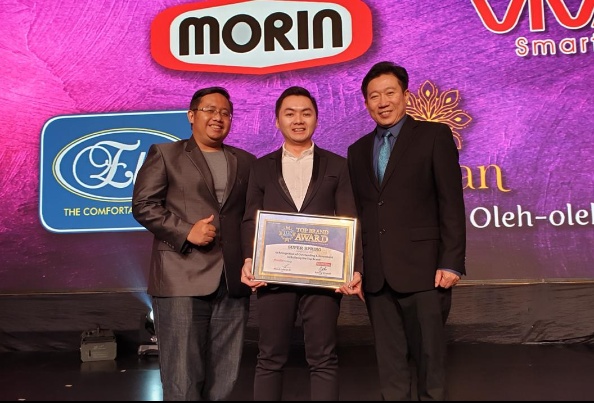 Ade Habibie (kiri) dan Arianto Furiadi, Direktur Utama PT Super Spring (tengah) menerima penghargaan Top Brand Award 2019 dari Frontier Group. (ist) 