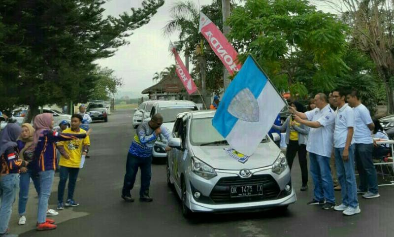 Anondo Eko didampingi Edo melepas peserta time rally di Lombok hari ini