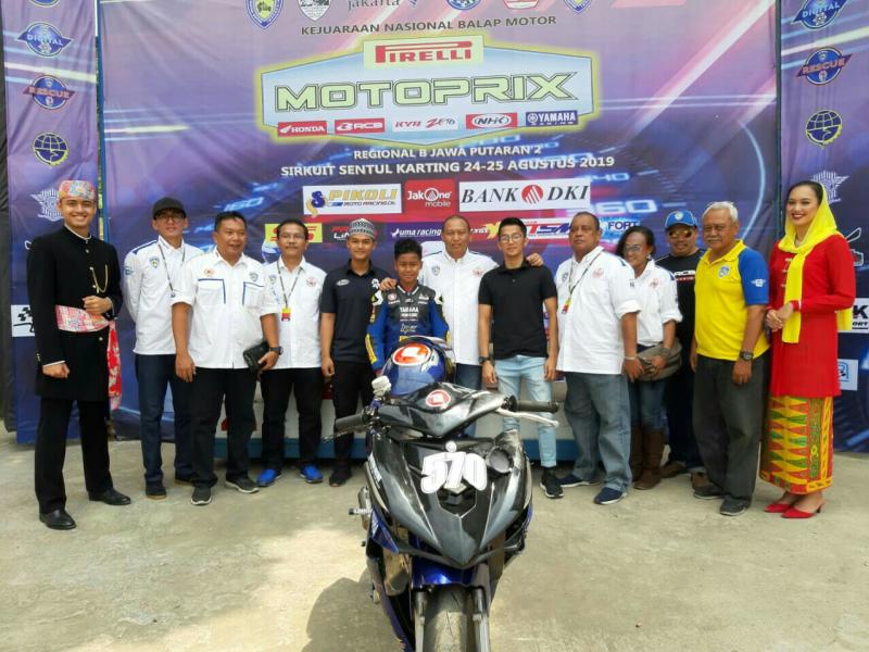 Aldi Satya bersama dengan pengurus IMI DKI yang dikomandani langsung Anondo Eko di Motoprix Sentul. 