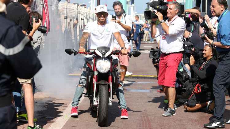 Lewis Hamilton dengan MV Agusta-nya. (Foto: espn)