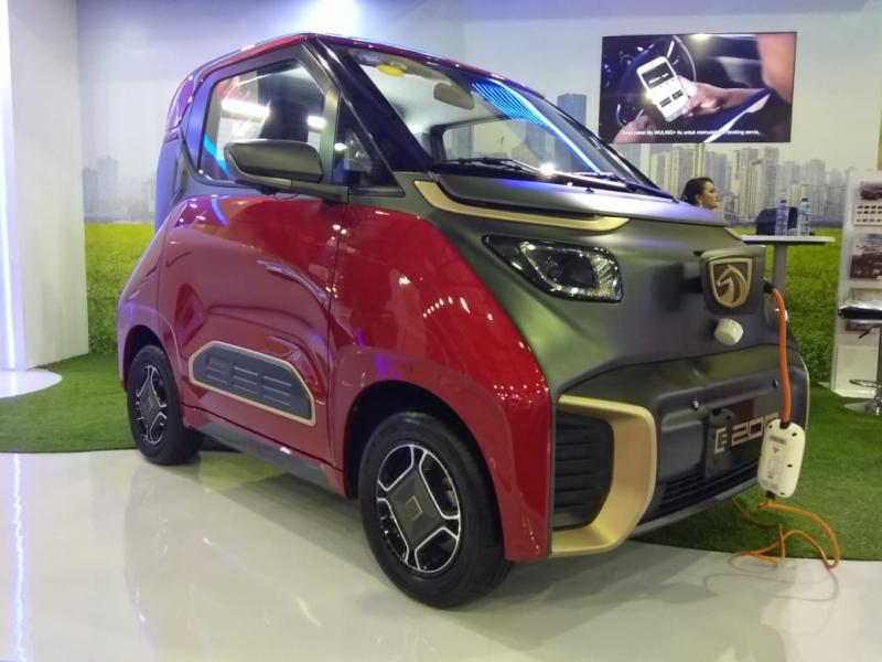 Bersama E200, Wuling E100 ikut serta di area test drive Indonesia Electric Motor Show 2019. Kedua lini produk mobil listrik ini didukung fitur keselamatan yang lengkap. (anto)  