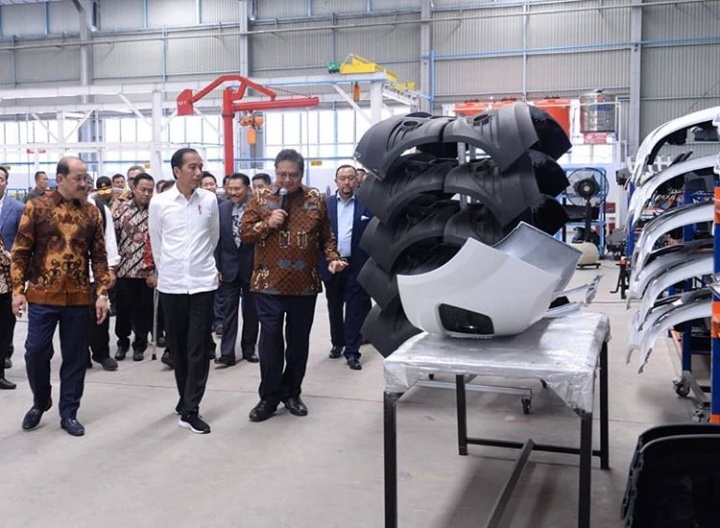 Airlangga Hartarto, Menteri Perindustrian di sela mendampingi Presiden Joko Widodo pada peresmian pabrik PT SMK di Solo, Jawa Tengah, Jumat (6/9/2019).