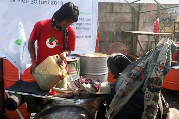 Komunitas Get Plastic berhasil mengolah limbah plastik jadi bensin, pengujian dengan Vespa touring Jakarta-Bali