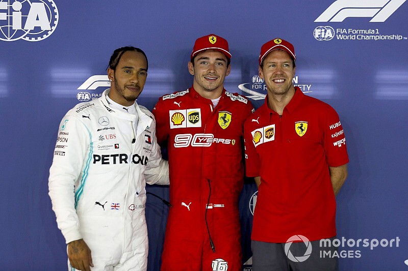 Lewis Hamilton (Mercedes, kiri), tugas pertama adalah menyalip atau setidaknya memecah Ferrari di awal start. (Foto: motorsport)