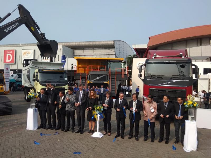 Pembukaan booth Volvo Trucks Indonesia dihadiri segenap manajemen, prinsipal dan Duta Besar Swedia untuk Indonesia. (anto) 