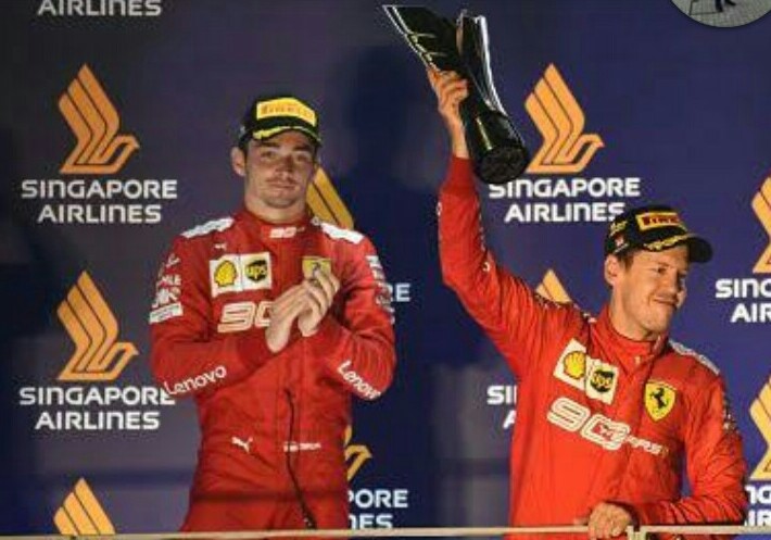 Charles Leclerc, wajah sendu dan tepuk tangan basa-basi di podium GP Singapura. (Foto: firstpost)