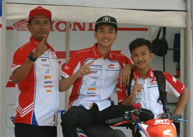 Herjun AF (tengah), siap meraih prestasi terbaik bersama Astra Motor Racing Team Yogyakarta