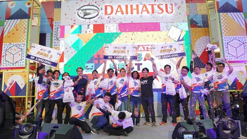 Pemenang Kompetisi AoV (Arena of Valor) area Makassar berfoto bersama perwakilan Daihatsu pada acara Daihatsu Urban Fest 2019. (dok. ADM)
