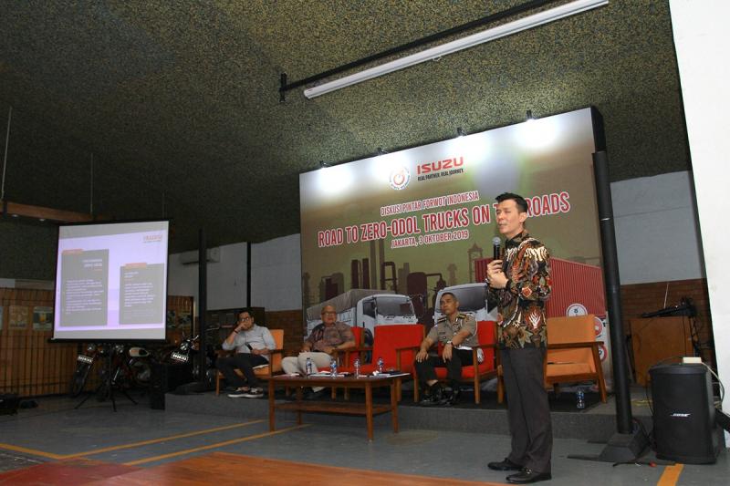 Presiden Direktur Isuzu Astra Motor Indonesia, Ernando Demily jadi pembicara di acara diskusi 