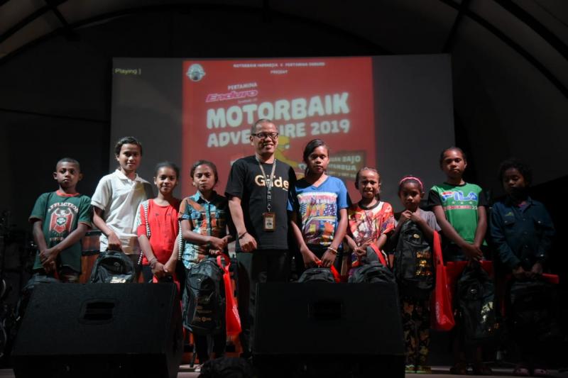 Tim Motorbaik Berbagi Kebahagiaan dengan Anak-Anak di Kupang
