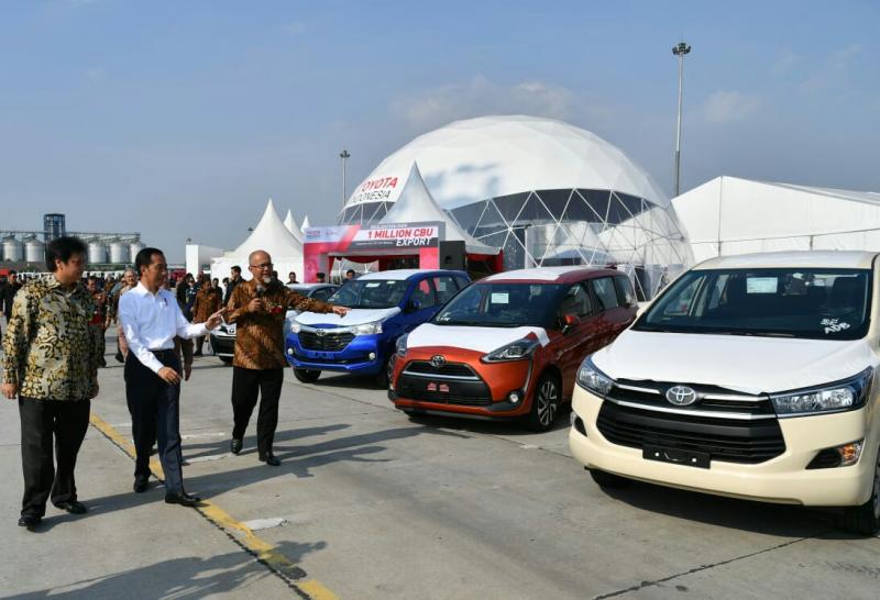 Presiden Jokowi didampingi Warih Andang Tjahjono (Presdir TMMIN) saat peresmian ekspor mobil Toyota. 