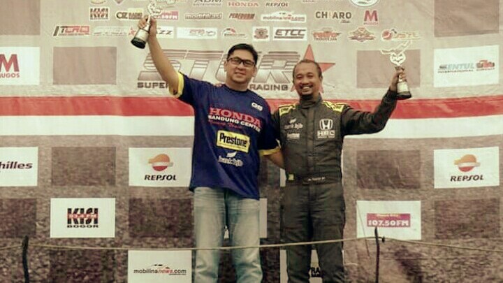 Fitra Eri dan Teddy Jusman manajer tim Honda Bandung Center di podium ITCR Production