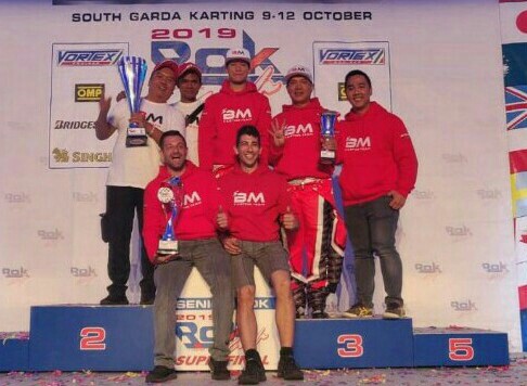 Rava Mahpud, Eris Mahpud dan mekanik Endang Suma bersam kru BM Karting Team dengan bangga mengangkat 3 trofi kebangaaan