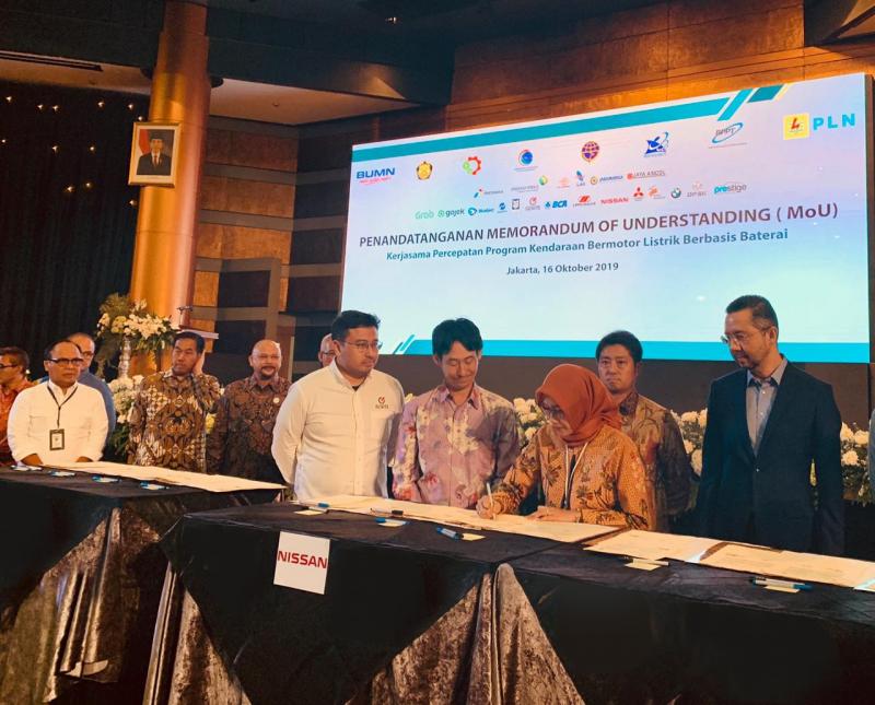 Nissan Indonesia bersama sejumlah pabrikan otomotif menandatangani kerjasama kemitraan dengan Perusahaan Listrik Negara (PLN) di Jakarta. (dok. NMI)