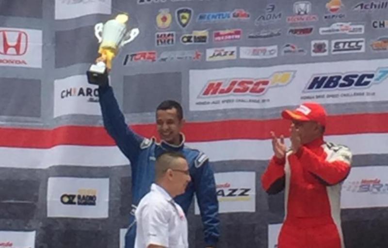 Avan Abdullah (kiri, angkat trofi) di podium P2 disupport Fino Saksono sang juara Master HJSC putaran 5 