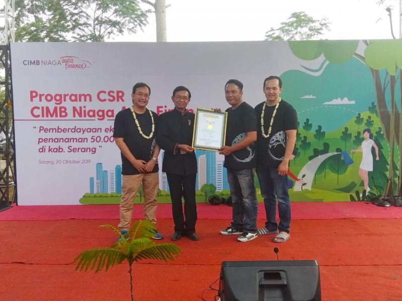 Piagam rekor diserahkan langsung oleh Yusuf Ngadri, Senior Manager MURI kepada Ristiawan Suherman, Presiden Direktur CIMB Niaga Auto Finance di Kabupaten Serang, Banten. (anto) 