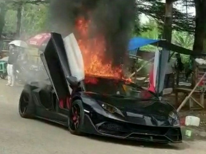 Lamborghini Aventador milik Raffi Ahmad yang terbakar di kawasan Sentul Bogor kemungkinan besar dicover asuransi. 