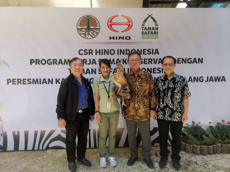 Kandang ini diresmikan oleh Mr. Kazushi Ehara, Presiden Direktur PT Hino Motors Manufacturing Indonesia dan Drs. Jansen Manansang, M.Sc, Direktur Taman Safari Indonesia. (dok. HMSI) 