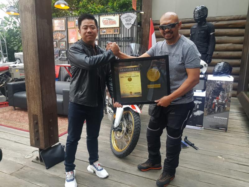 Jeffrey Polnaja (kanan) raih penghargaan dari Rekor Otomotif Indonesia (ROI)
