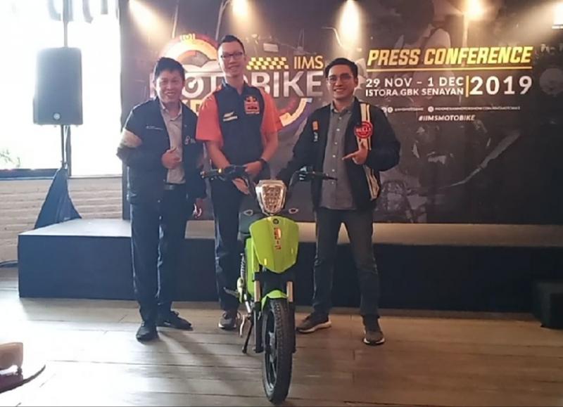 Hendra Noor Saleh (kiri) dan Rudi MF (kanan), melalui IIMS Motobike Expo 2019 bangkitkan peran aktif bikers untuk sosial. (foto : bs) 