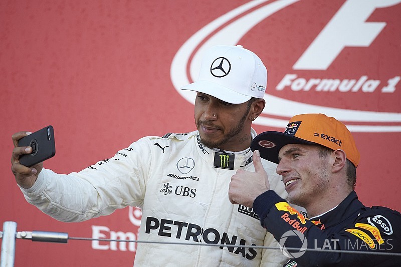 Lewis Hamilton (Mercedes) dan Max Verstappen (Red Bull), tak harus berteman di F1. (Foto: motorsport)
