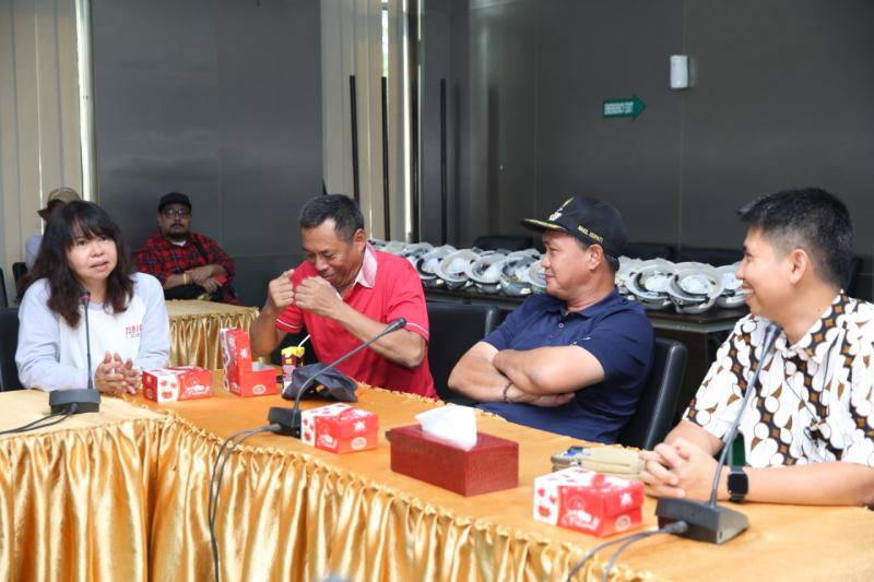 H. Muhammad Jayadin, SE. Wakil Bupati Kolaka (kedua dari kanan) membuka sambutan. (anto) 