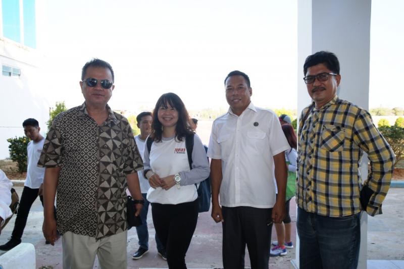 H. Muh. Natsir Kalla SE. MM. (paling kiri), Kepala BPBD (kedua dari kanan) dan Kadis Pariwisata Kabupaten Kolaka (paling kanan) menyambut kedatangan Sahabat Daihatsu di Bandar Udara Sangia Ni Bandera Kolaka. (anto) 