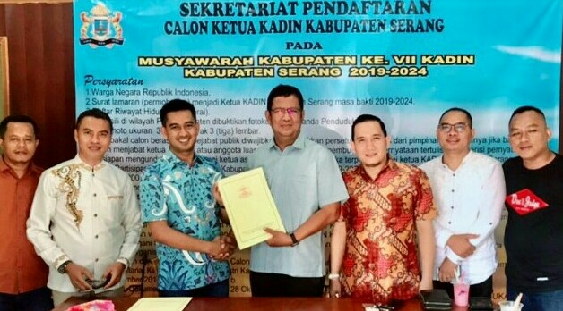 Tubagus Roy (ketiga dari kiri) saat menyerahkan berkas persyaratan pencalonan sebagai Ketua Kadin Kabupaten Serang, Banten