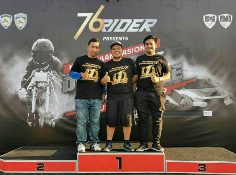 Trio pembalap Drag Race Sumbar yaitu Fauzi Radja, Tri Nanda dan Jefri Anwar berjaya dI Surabaya