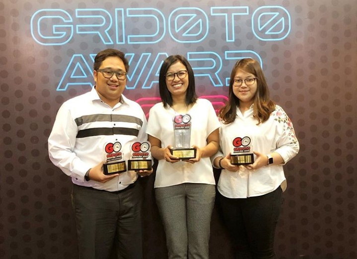 Dian Asmahani (tengah) bersama manajemen Wuling Motors Indonesia, menerima total empat penghargaan dari Gridoto Award 2019. (ist) 
