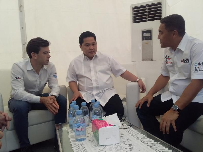Menteri BUMN Erick Thohir (tengah) diapit Direktur Sport Dorna Carlos Ezpeleta dan Dirut ITDC Abdulbar M Mansoer. (Foto: rnp) 