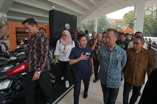 Hendra Noor Saleh (tengah, kaos biru) mendampingi Menperin Agus Gumiwang Kartasasmita keliling area pameran IIMS Motobike Expo 2019 di Istora Senayan, Jakarta. (dok. pribadi) 