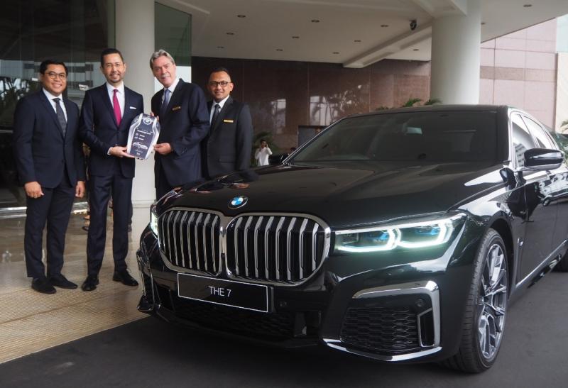 Grand Hyatt Jakarta menjalin kerjasama dengan BMW Indonesia dalam memberikan pelayananan Exclusive Shuttle Services kepada para tamu Grand Hyatt