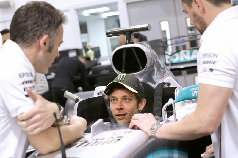 Valentino Rossi fitting seat di mobil F1 Mercedes (ist)