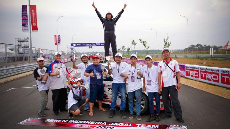 Selebrasi Eko Bambang usai menjuarai seri final ISSOM 2019 di Sirkuit Jalan Raya BSD
