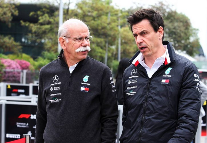 Toto Wolff (kiri) bersama Chase Carey, penerus dan calon penerus  Bernie Ecclestone di kancah balap F1. (Foto: f1)