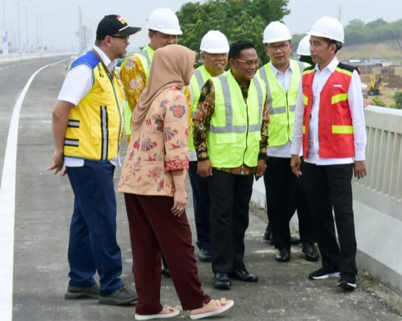Presiden Jokowi saat meresmikan Tol Layang Jakarta - Cikampek