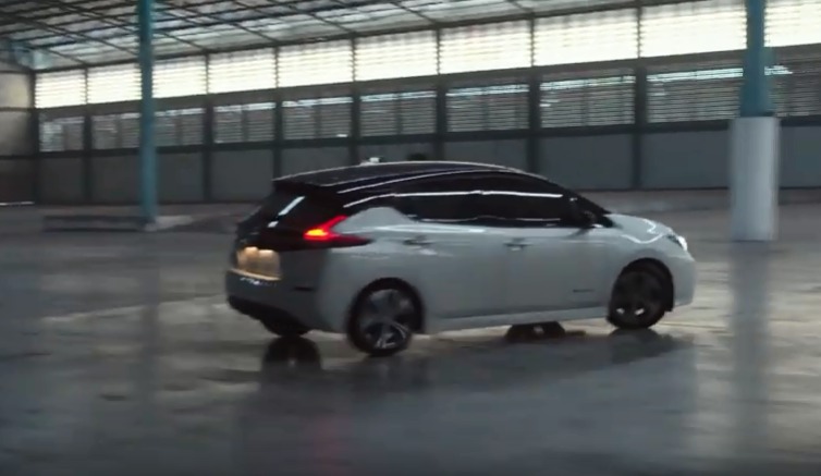 Nissan ingin membuktikan bahwa mobil listrik juga bisa nge-drift. Lewat atraksi drift di sebuah hanggar tertutup yang tidak disebutkan lokasinya. (ist).