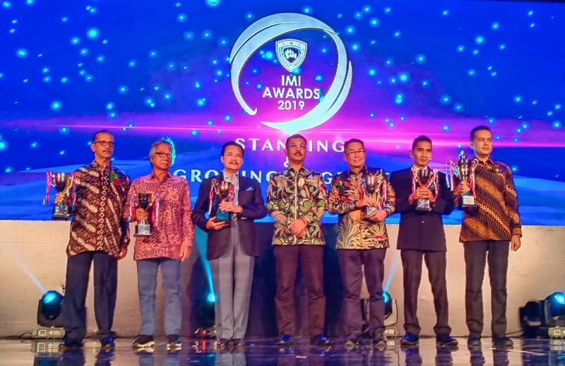 Para penerima Life Achievement pada IMI Awards 2019 di Jakarta, Rabu malam hari ini. (Foto : bs)