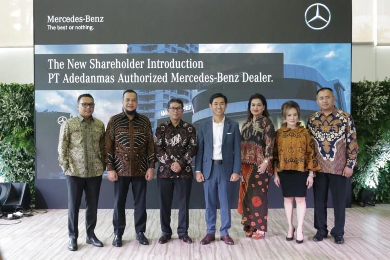 Yendra Fahmi (ketiga dari kiri), Pemimpin PT Adedanmas Authorized Mercedes-Benz Dealer berpose bersama Choi Duk Jun (tengah, berjas), President Director PT Mercedes-Benz Distribution Indonesia pada acara pengumuman struktur manajemen baru PT Adedanmas Authorized Mercedes-Benz Dealer. (dok, MBDI)