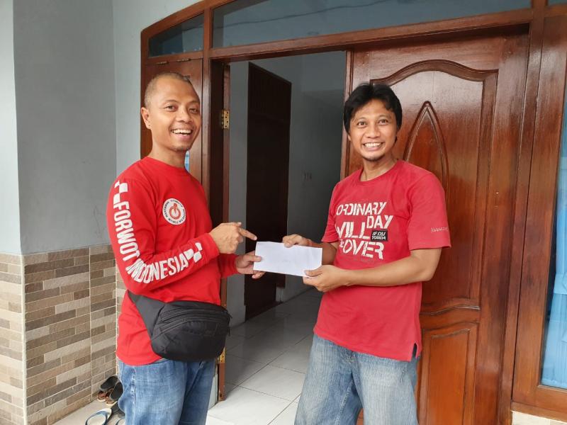 Forwot Indonesia serahkan bantuan kepada anggota yang terkena dampak banjir