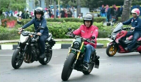Jokowi naik motor chopper kesukaannya saat kampanye Pilpres 2019 di Tangerang