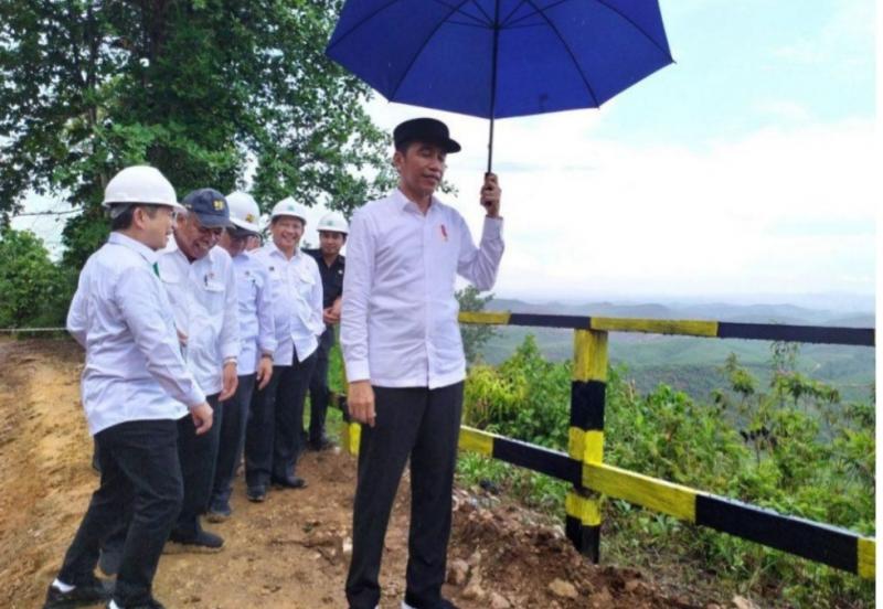 Presiden Jokowi saat meninjau bakal ibu kota negara baru di Penajam Paser Utara