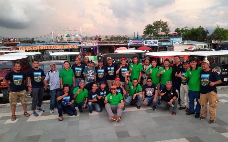Komunitas Toyota Land Cruiser dan Hardtop Rendezvous di Pantai Padang
