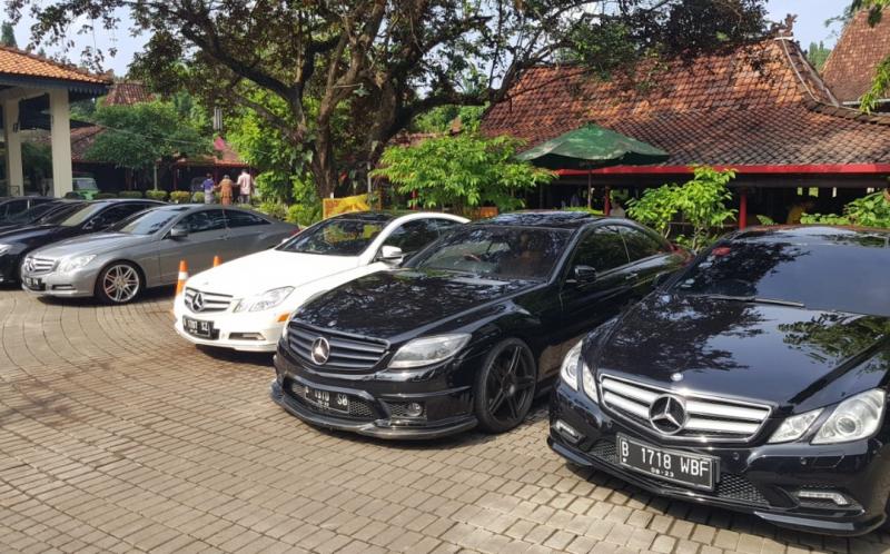 Komunitas pecinta Mercedes-Benz 2 pintu dan coupe suka sunday breakfast di Warung Solo