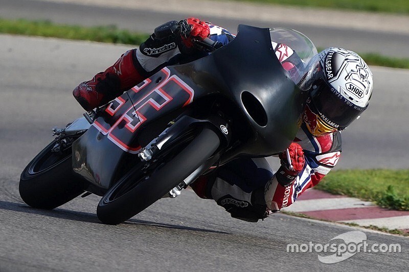 Marc Marquez di atas Honda NSF250, belum fit 100%. (Foto: motorsport)