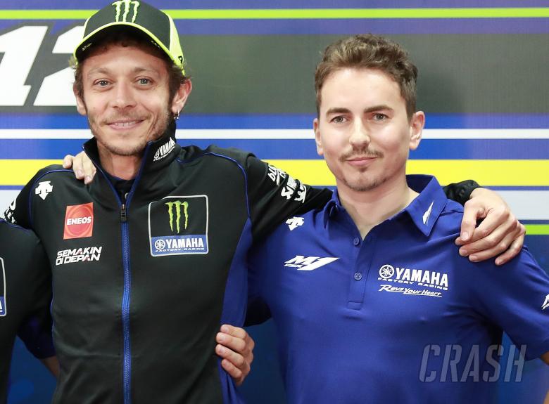 Valentino Rossi dan Jorge Lorenzo, kini akrab dan bisa saja kembali berduet pada 2021. (Foto: crash)