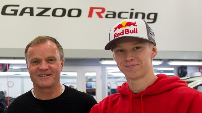 Kalle Rovanpera bersama legenda reli dunia Tommi Makinen yang juga Team Principal Toyota Gazoo Racing. (Foto: rallypedia)
